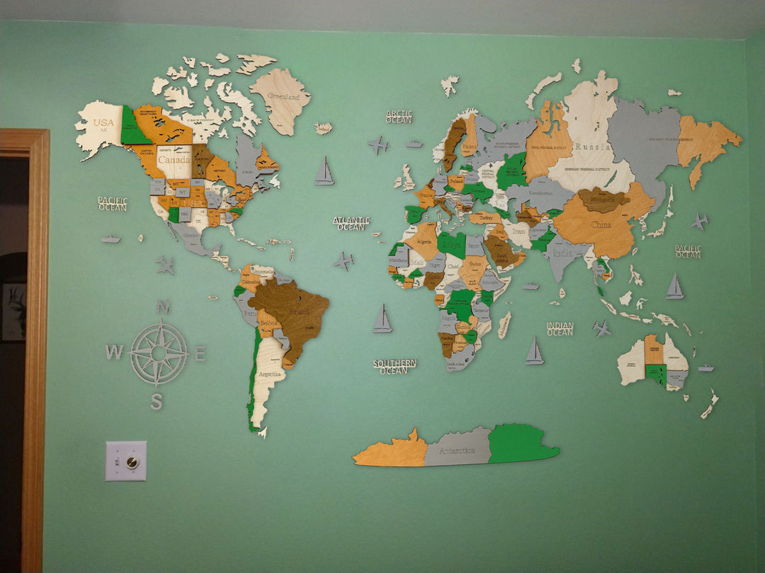 3 ejemplos de un mapa de madera en una pared colorida